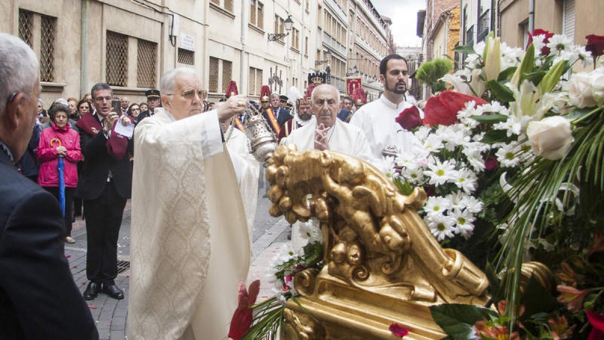 El obispo, en la bendición al inicio del cortejo de Corpus, por las calles del casco antiguo. FERNANDO OTERO