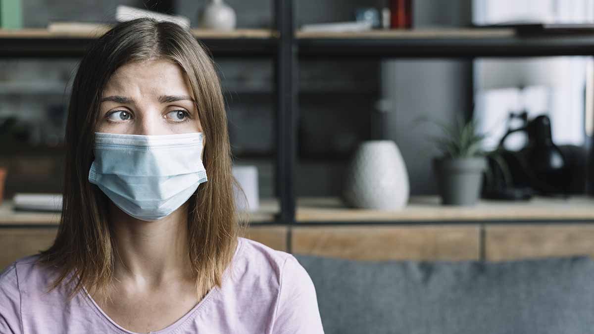 ¿Puedo quedarme en casa si un familiar tiene coronavirus?