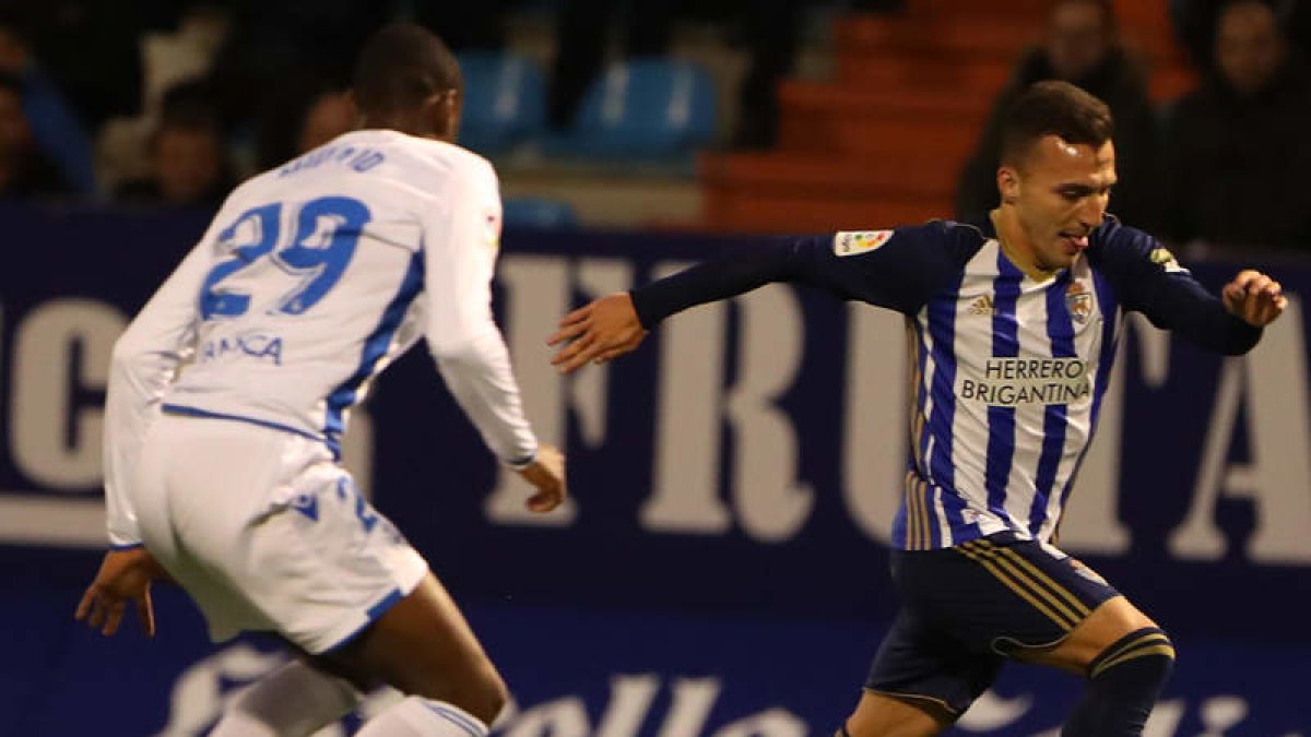 Pablo Valcarce conduce el balón en el partido del sábado ante el Deportivo.