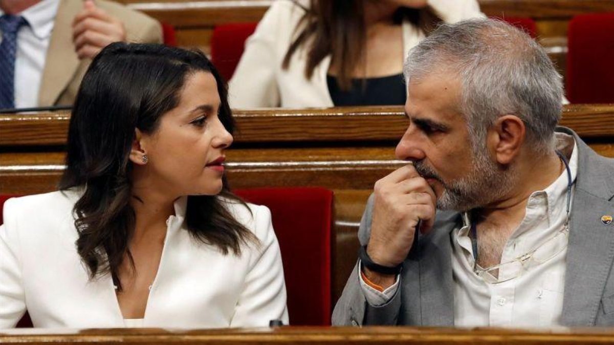 Inés Arrimadas y Carlos Carrizosa, en sus escaños del Parlament