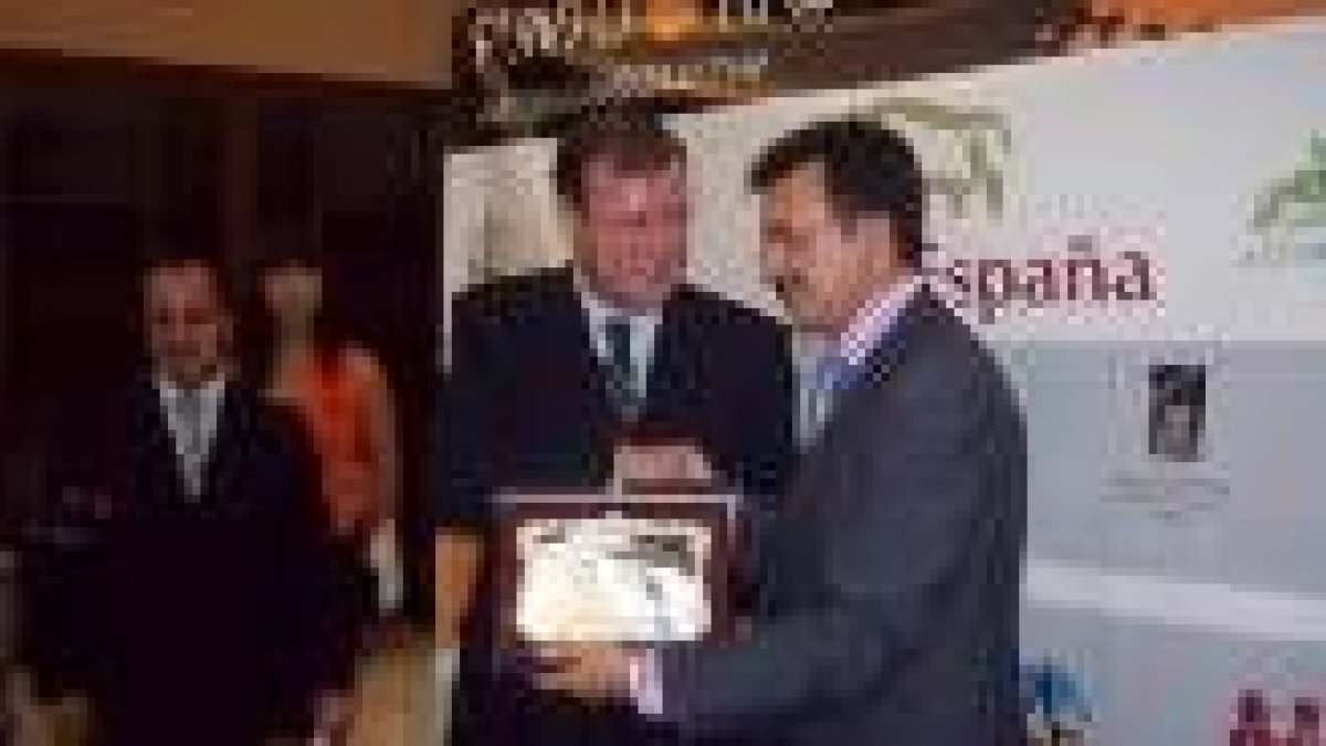 José Luis Ulibarri entrega una placa conmemorativa al consejero de Fomento, Antonio Silván