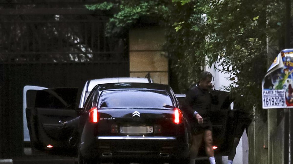 Sarkozy vuelve a su casa tras ir a correr.