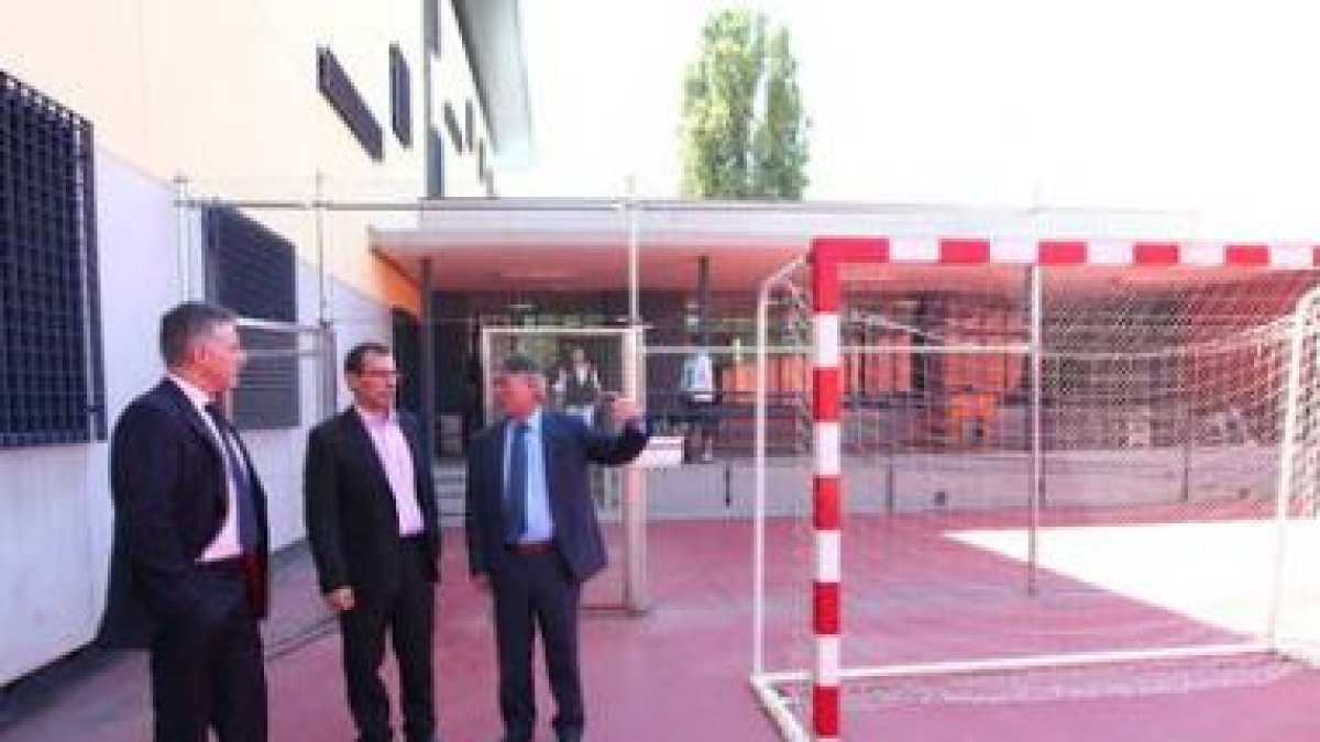 Jorge Juan Peña, Marcos Cereijo y Francisco Álvarez durante la visita a los internos.