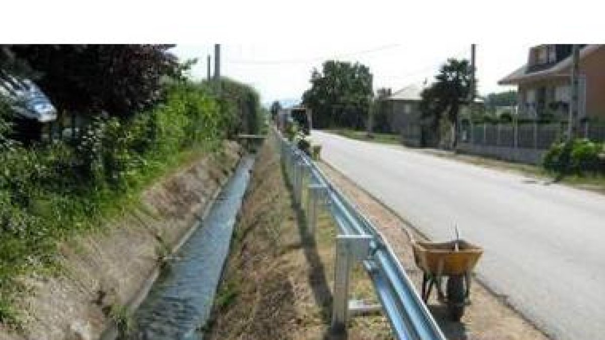 Los obreros han empezado a vallar el Canal Bajo del Bierzo en Carracedelo.