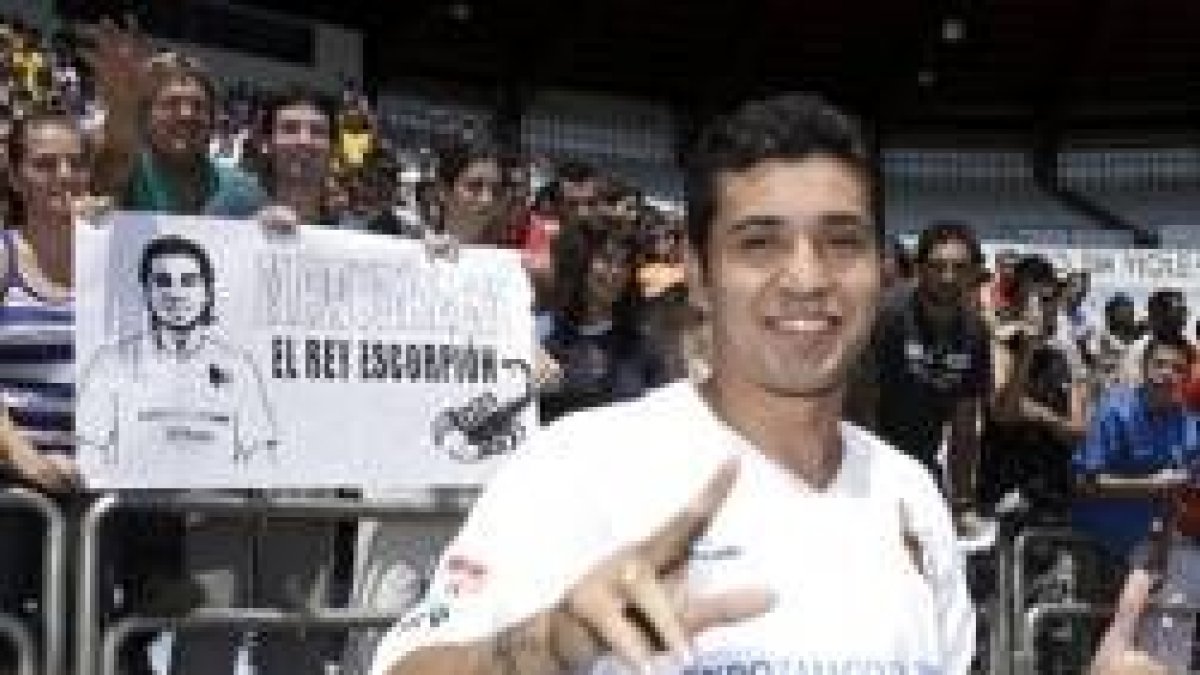 El jugador fue aclamado ayer por los aficionados del Zaragoza