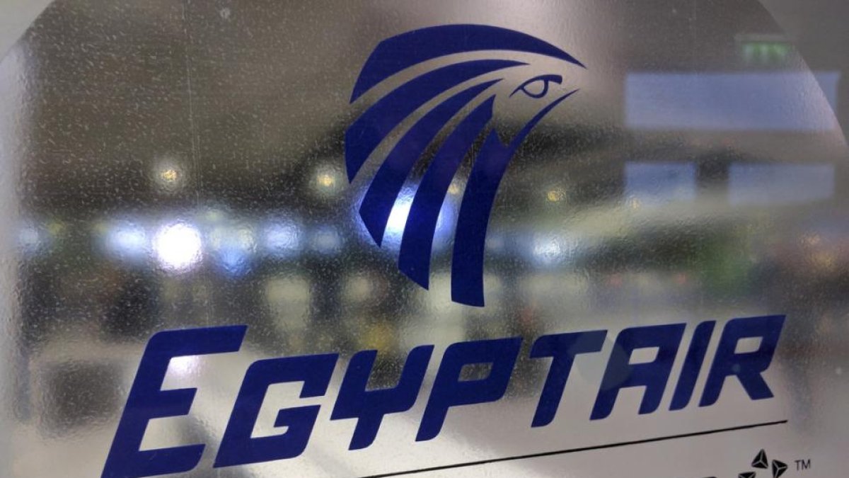 El logo de Egyptair en un mostrador de la aerolínea en el aeropuerto Charles de Gaulle.