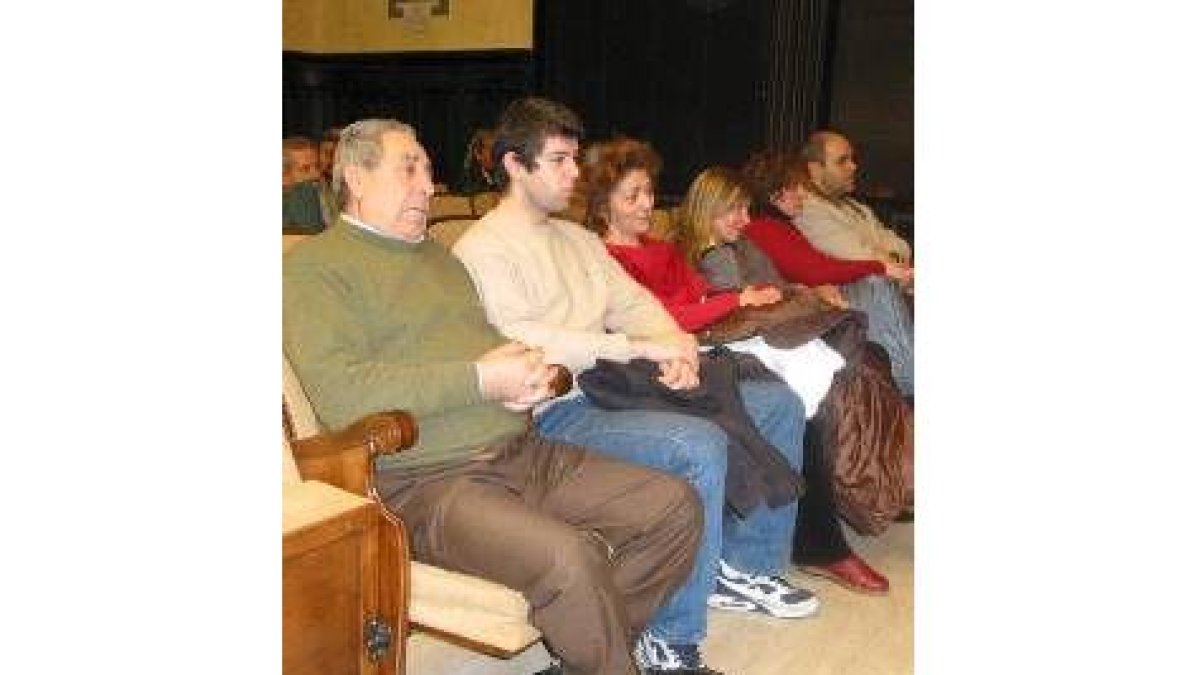 El público asistente se resguardó del frío en la sala de plenos