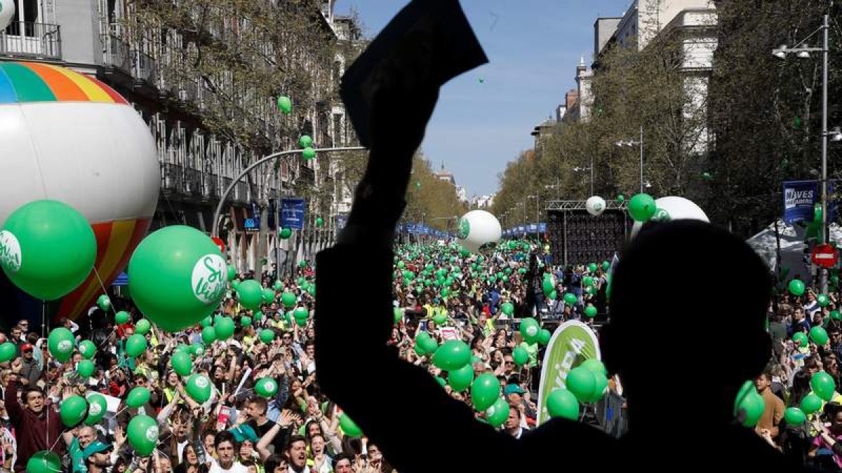 Un momento de la manifestación con la suelta de globos verdes. JUAN CARLOS HIDALGO