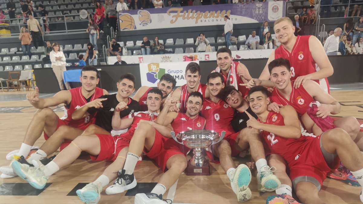 Los jugadores de la Cultural con el trofeo que les acredita como campeones de Castilla y León EBA tras imponerse al Filipenses. CYDL