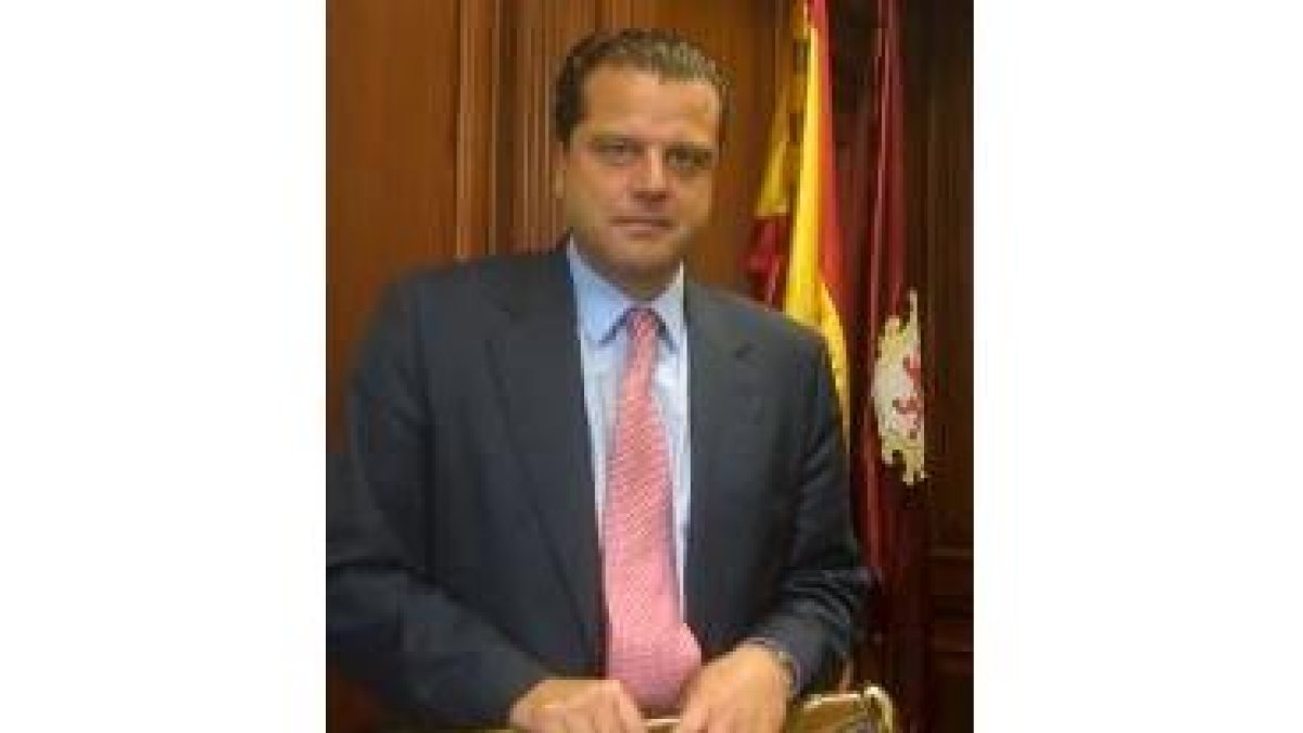 Amilivia posa en su despacho del Ayuntamiento de la capital