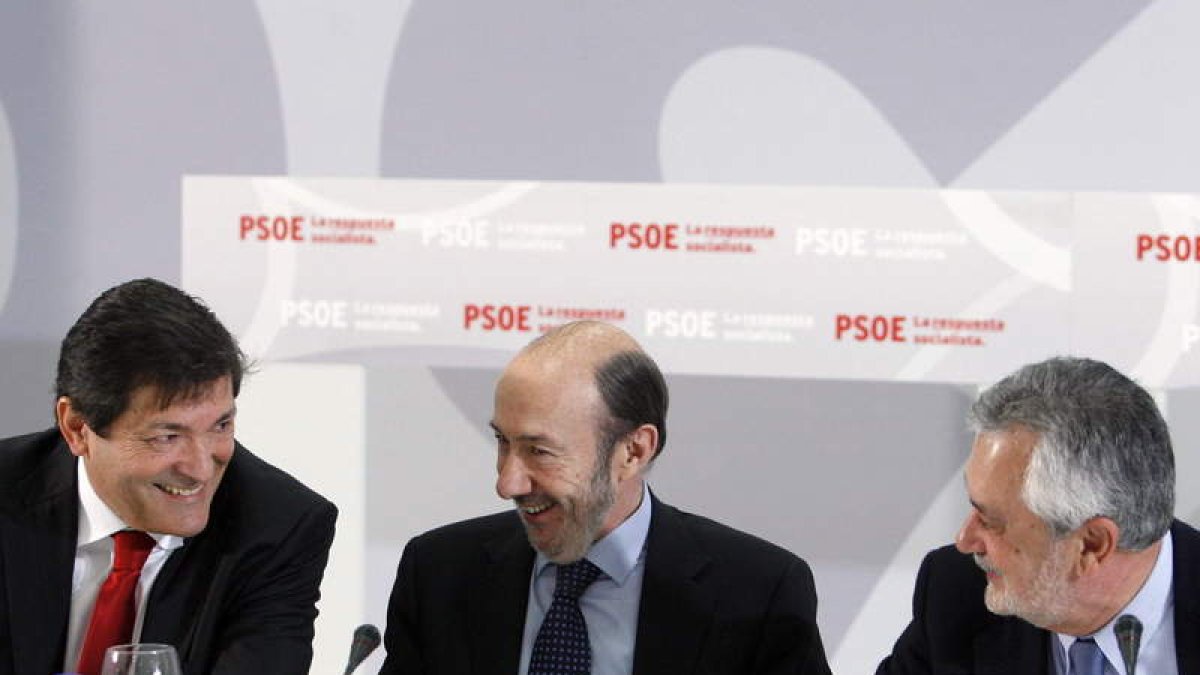 Javier Fernández, Alfredo Pérez Rubalcaba y José Antonio Griñán, ayer, en Oviedo.