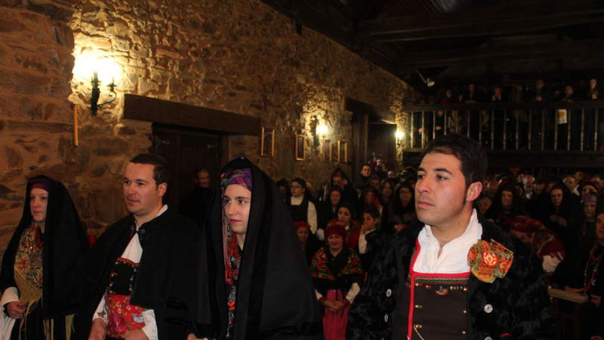 Los padrinos y los novios, ayer, durante la recreación de la boda tradicional, en la ermita del Bendito Cristo. A. VALENCIA