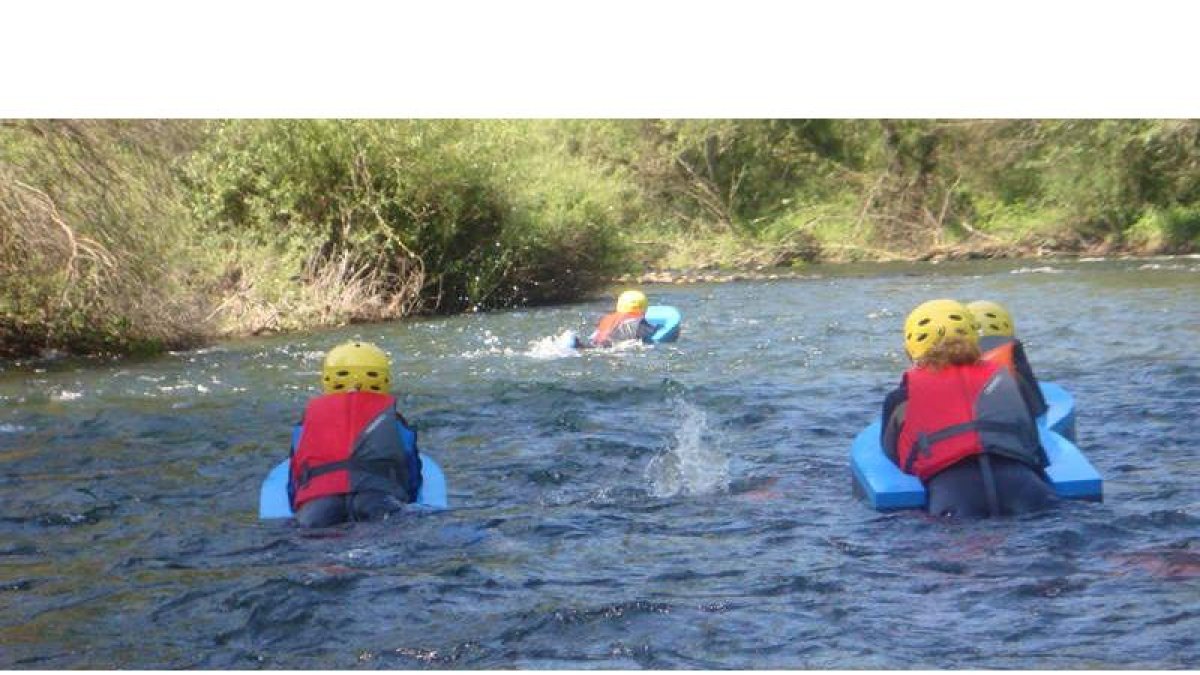 El descenso en trineo flotante, denominado hidrospeed, es una de las nuevas propuestas del turismo activo en León.