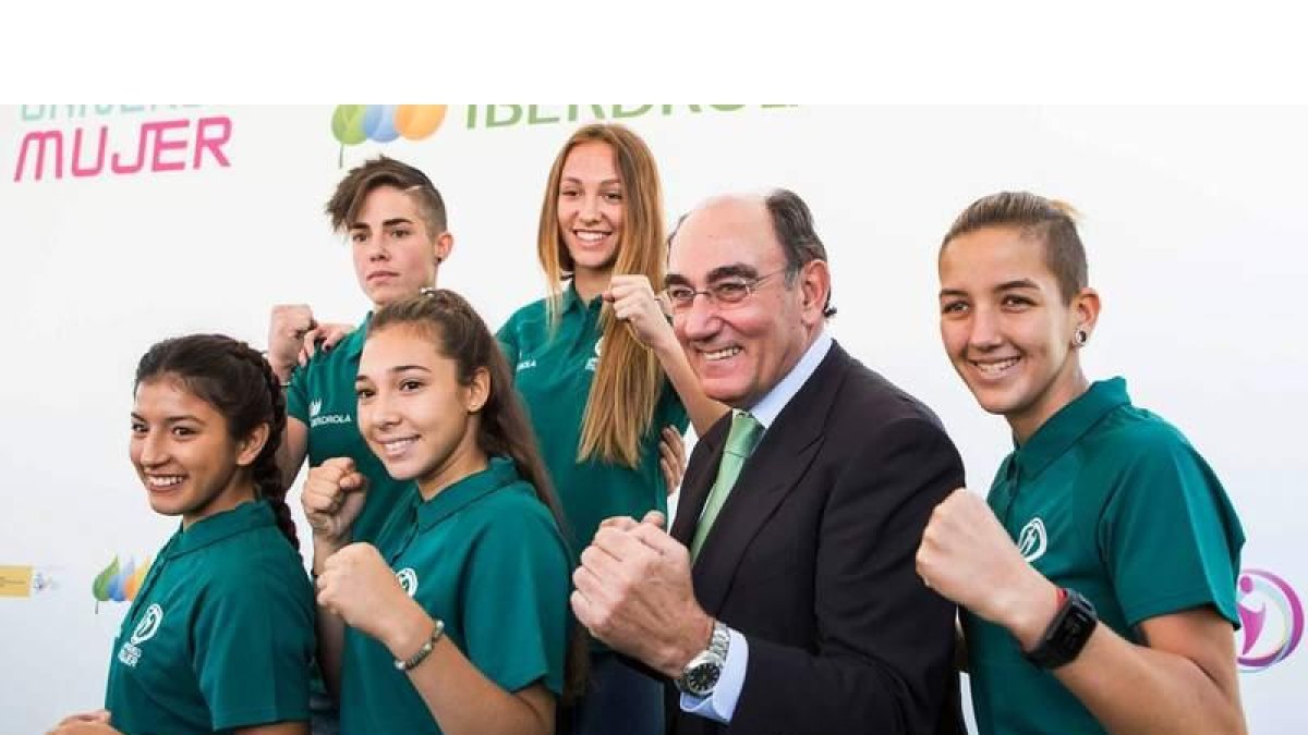 Ignacio Galán con varias deportistas del programa Universo Mujer. DL