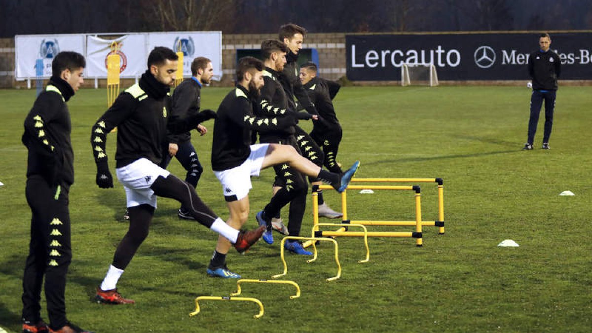 La plantilla de la Cultural trabaja con la mente puesta en el partido que este sábado les medirá al San Sebastián de los Reyes en León. MARCIANO PÉREZ
