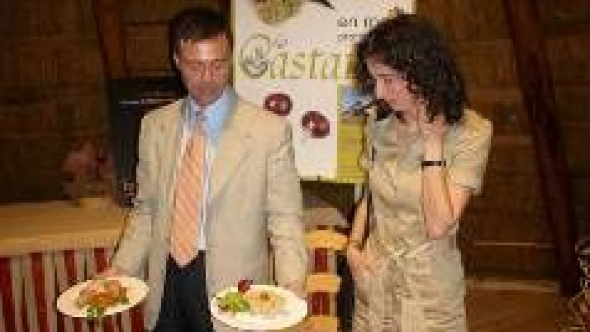 Javier Fernández acompañado de la profesora Carmen Lence, muestra dos de los platos del menú