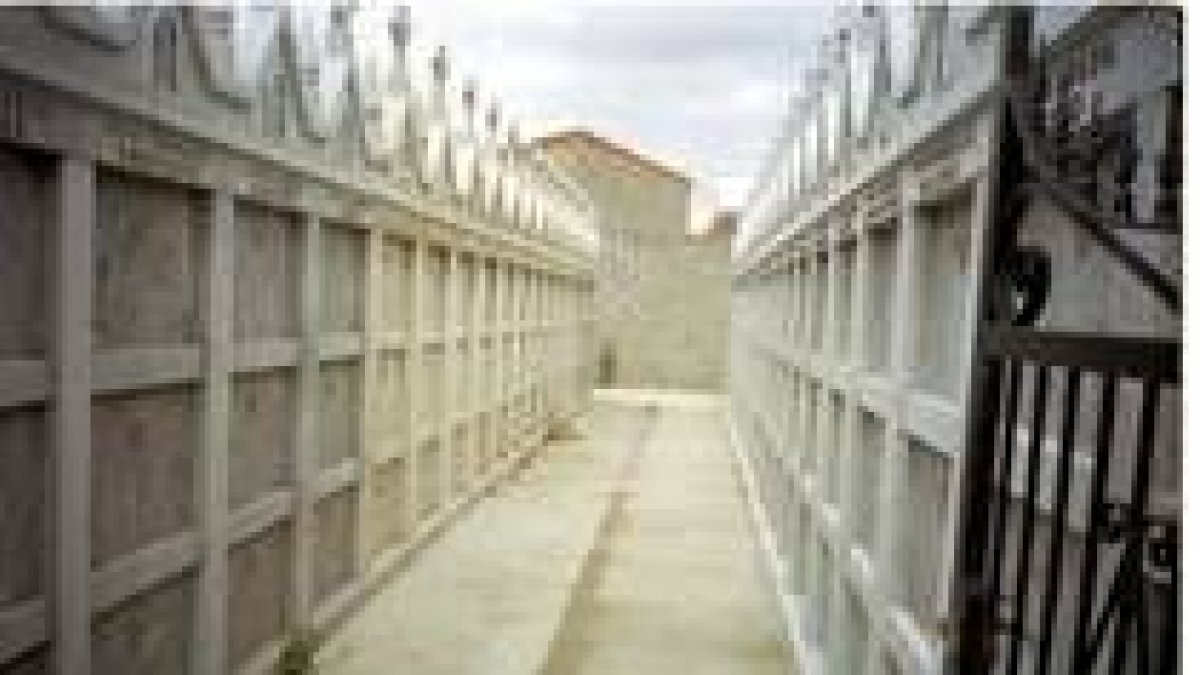 Nichos recién construidos en un cementerio
