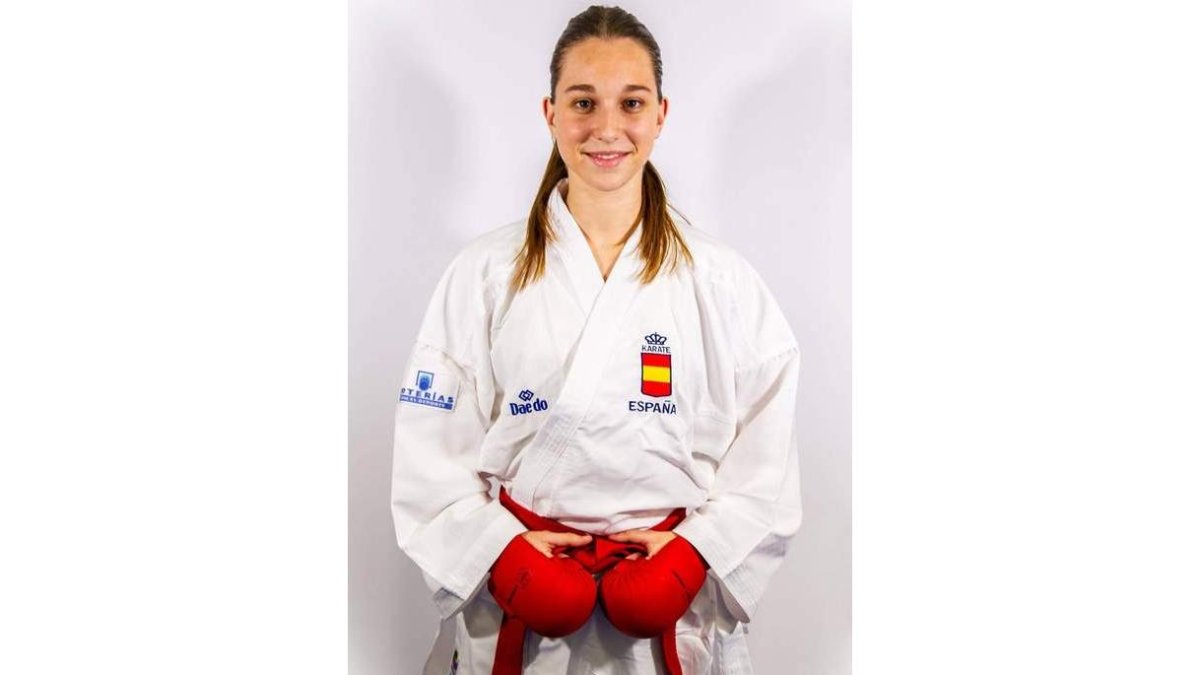 Tania Fernández con el karategui de la selección española. DL