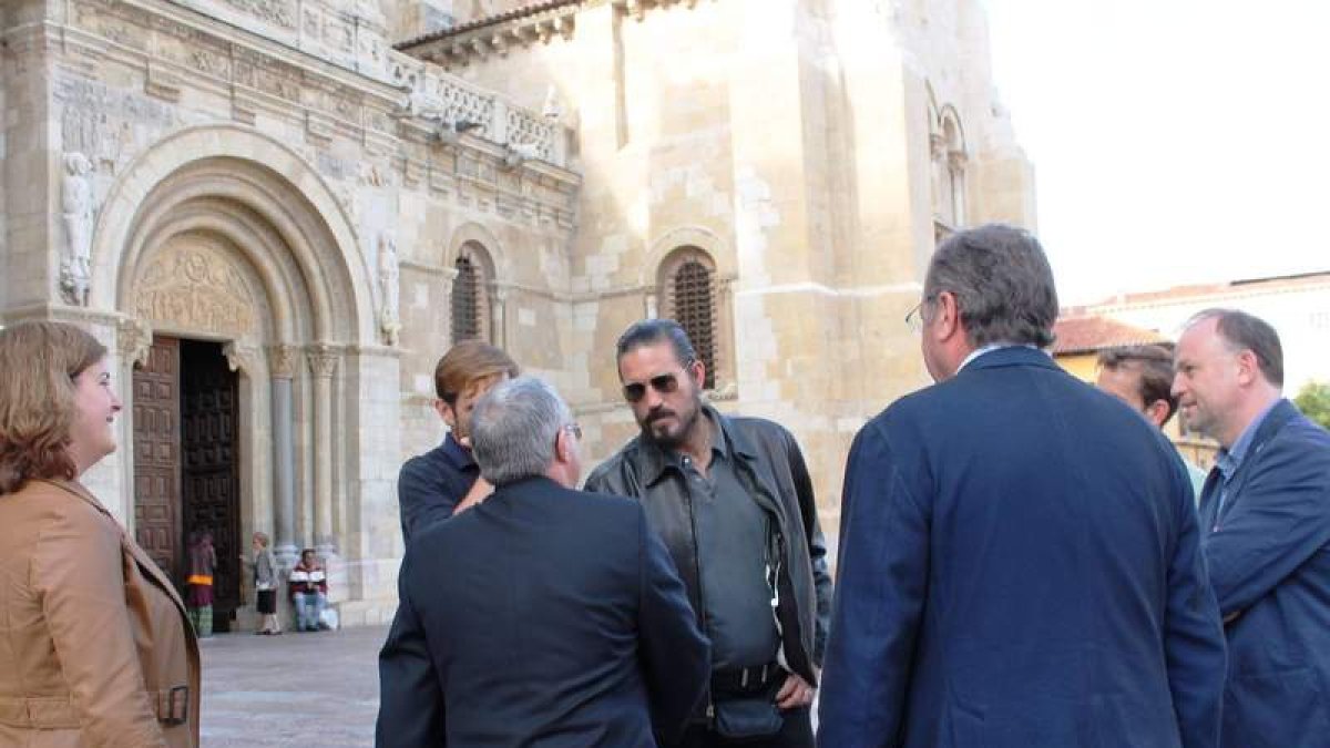 Jim Caviezel, saludando al abad de San Isidoro. DL