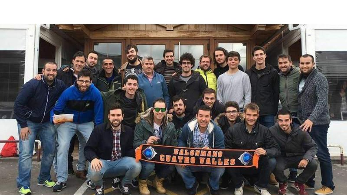 El Cuatro Valles ante las instalaciones de su patrocinador, Embutidos Ezequiel. DL