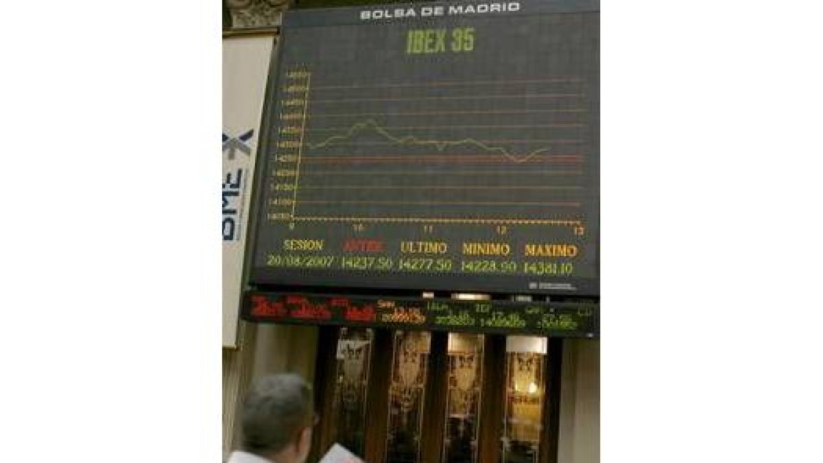 Agentes de bolsa observaron continuamente los paneles del Ibex-35