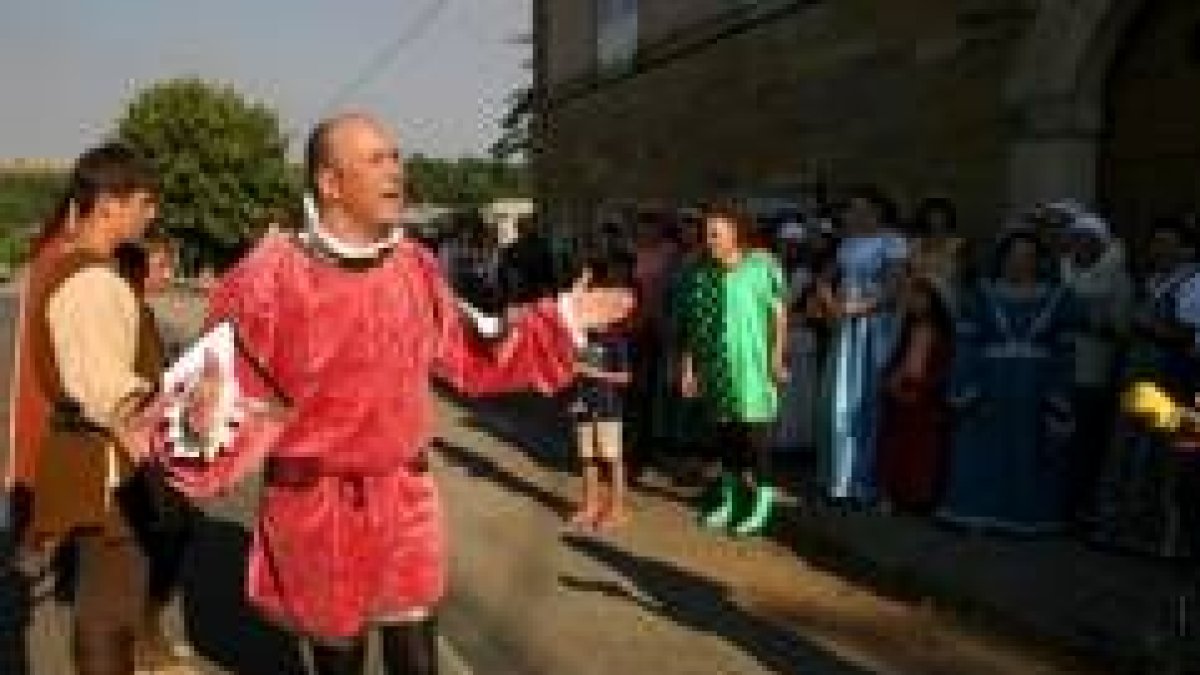 Uno de los actores interpreta su papel ataviado con un traje de la época medieval