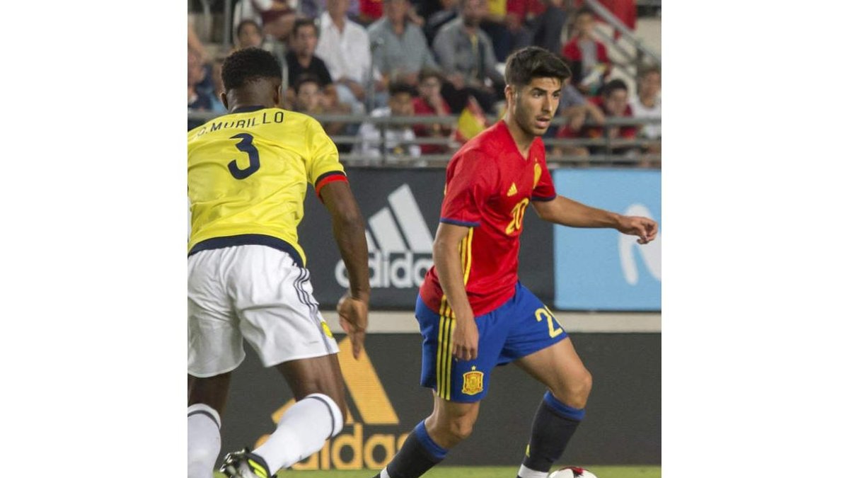 Marco Asensio conduce el balón ante el defensa de Colombia Óscar Murillo. CRISTÓBAL