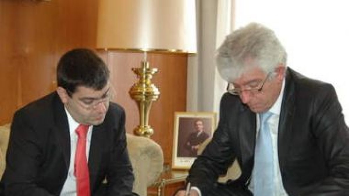 André Novo Pinto y José Ángel Hermida en la firma del acuerdo.