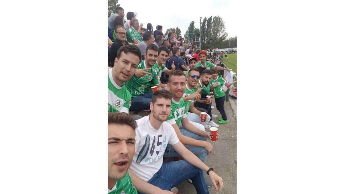 Los ex-jugadores de aquel Atlético Astorga que subió a Segunda B antes del partido del club maragato frente al Algeciras. DL