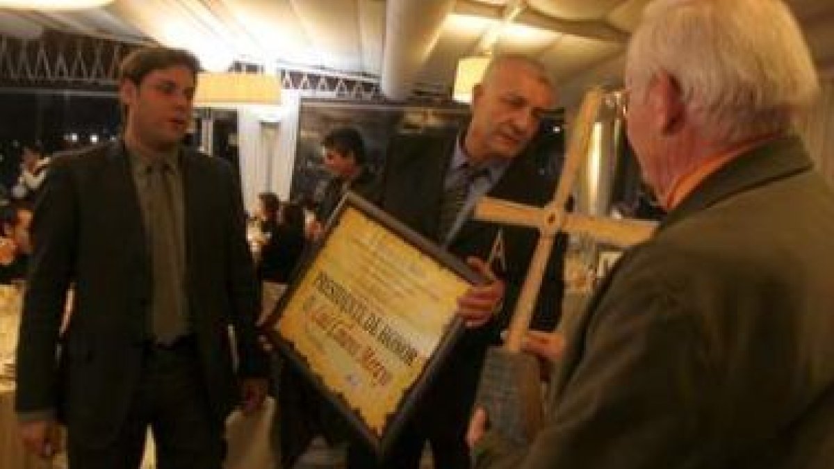 La dirección y la militancia del PB arropó en su homenaje al presidente, Luis Linares.