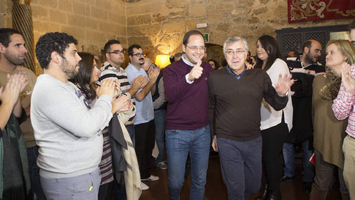 Luena, ayer en Benavente, junto al alcalde de Puebla de Sanabria.
