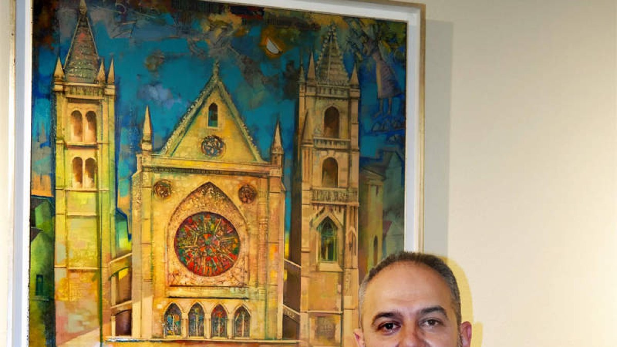 El artista Álvaro Reja junto a una de sus obras. CUEVAS