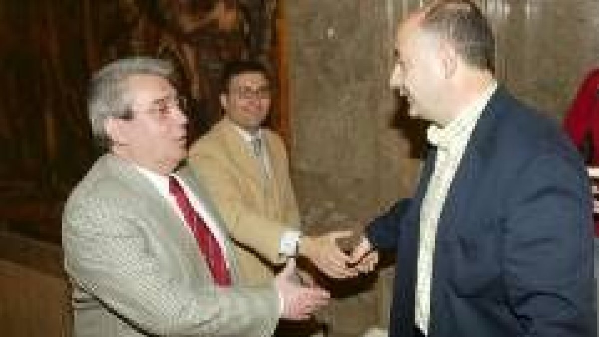 El concejal de Comercio y Consumo, Ramón Carrera, recibe en San Marcelo a los representantes de CEL