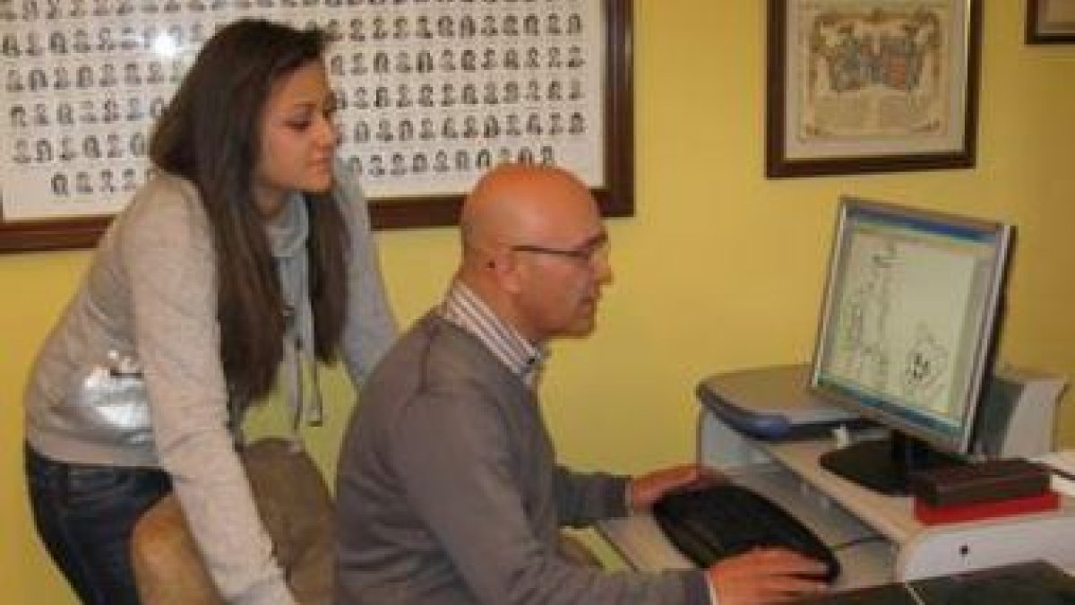 Luis Fernández y su hija Marta contemplan uno de los dibujos que ésta hizo para el libro.