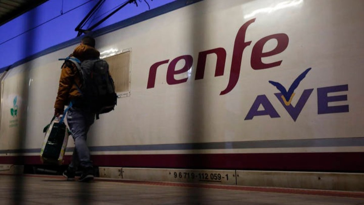 Tren AVE en la estación de León. FERNANDO OTERO