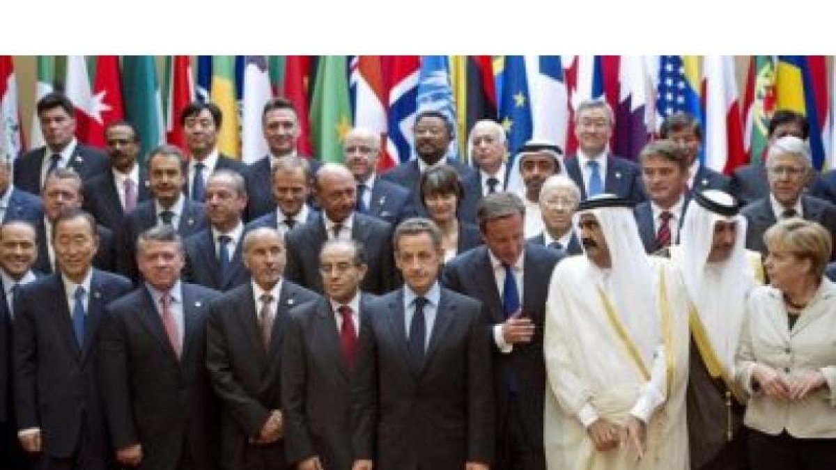 Foto de familia de los participantes en la cumbre de París, presidida por Sarkozy, el jueves.