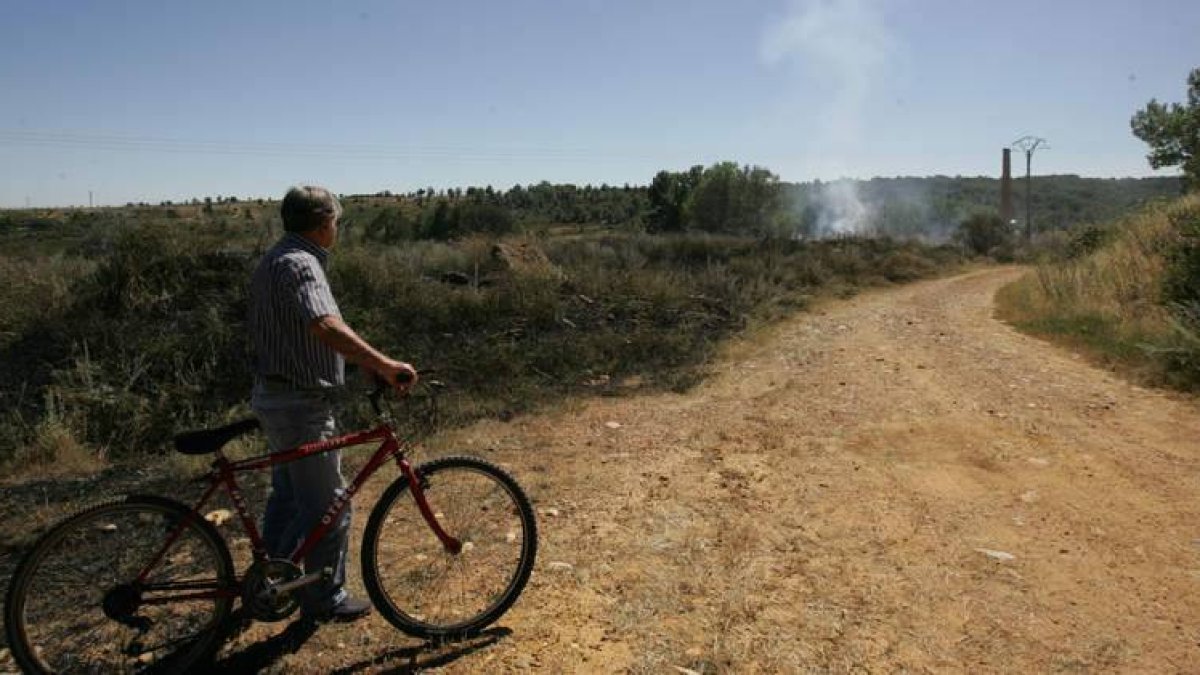 Un vecino observa el humo de uno de los incendios registrados en los últimos días.