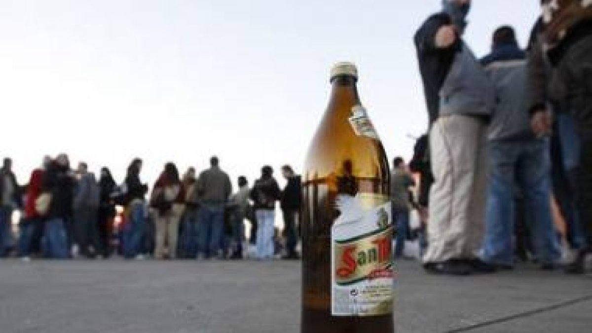 Jóvenes haciendo botellón, en una imagen de archivo.