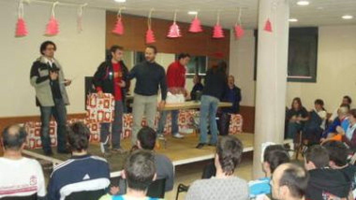 El concejal de deportes de Villaquilambre repartió los remios tras la prueba