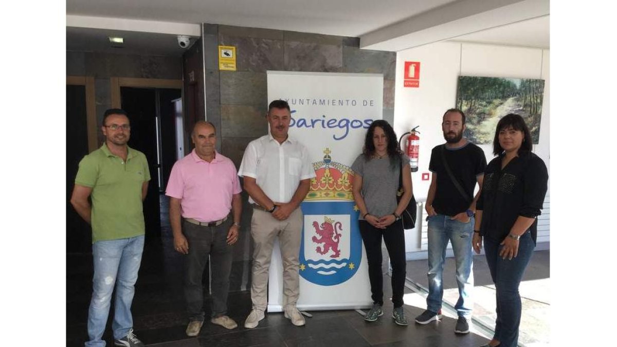 El equipo de Gobierno, con miembros de la Protectora de Animales. DL