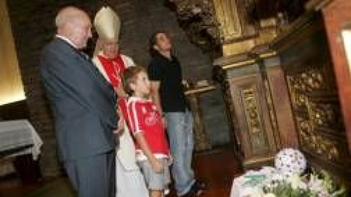 García de Celis, a la izquierda, junto al Obispo de León y a los jugadores del club Pablo y Casquero