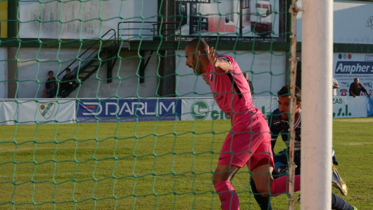 Yuri batió a su ex compañero en la Deportiva Alberto Domínguez para darle tres nuevos puntos al equipo berciano. MEIZU