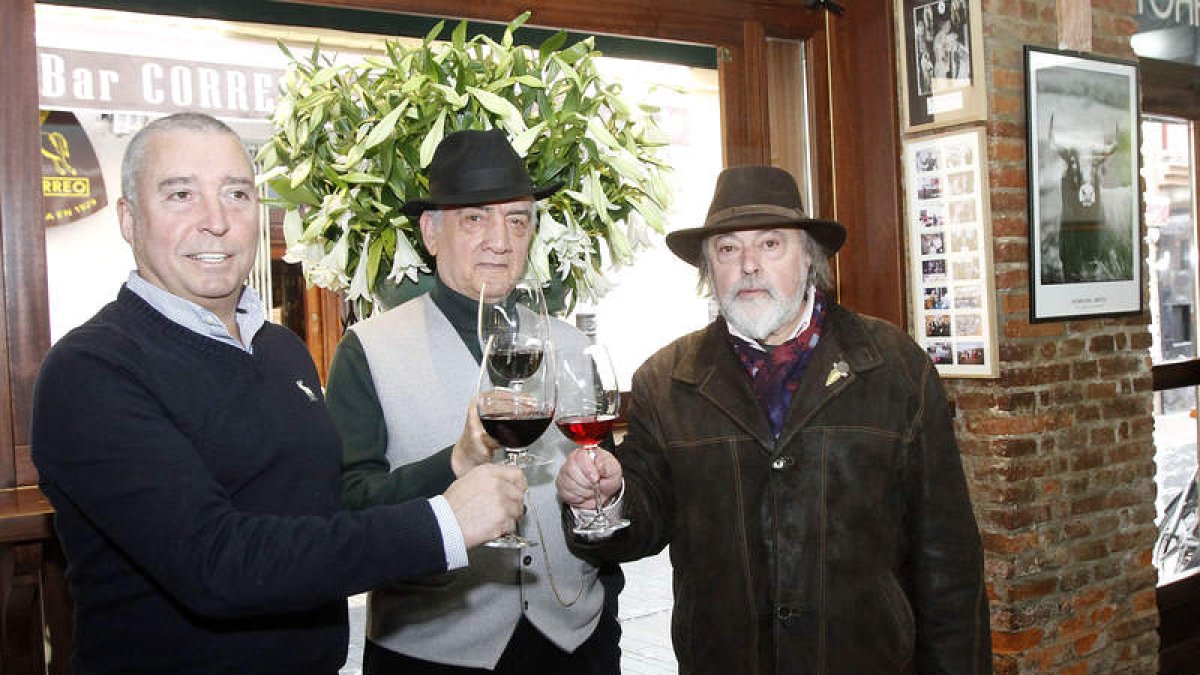 Javier Gómez, Felipe Zapico y Juan Carlos Uriarte, en la presentación del acto en Camarote Madrid.