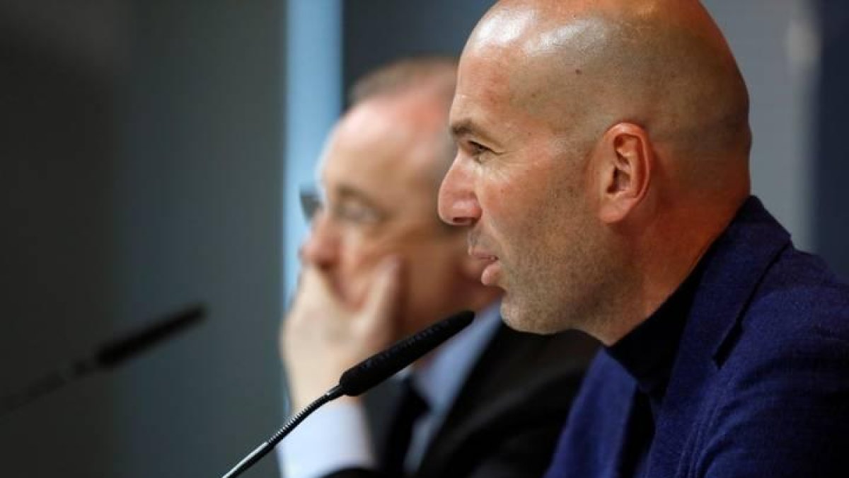 Zidane y Florentino Pérez, durante la rueda de prensa.