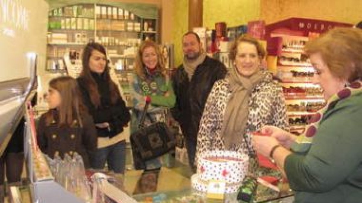 María de la Mata (segunda por la derecha) realizó las compras acompañada por su familia.
