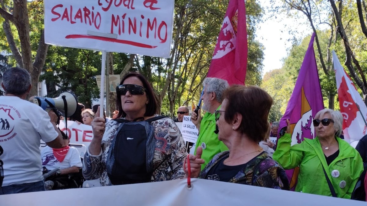 Miembros de la coordinadora de pensionistas de León por la reforma de las pensiones manifestándose este sábado frente al Museo Nacional del Prado. DL