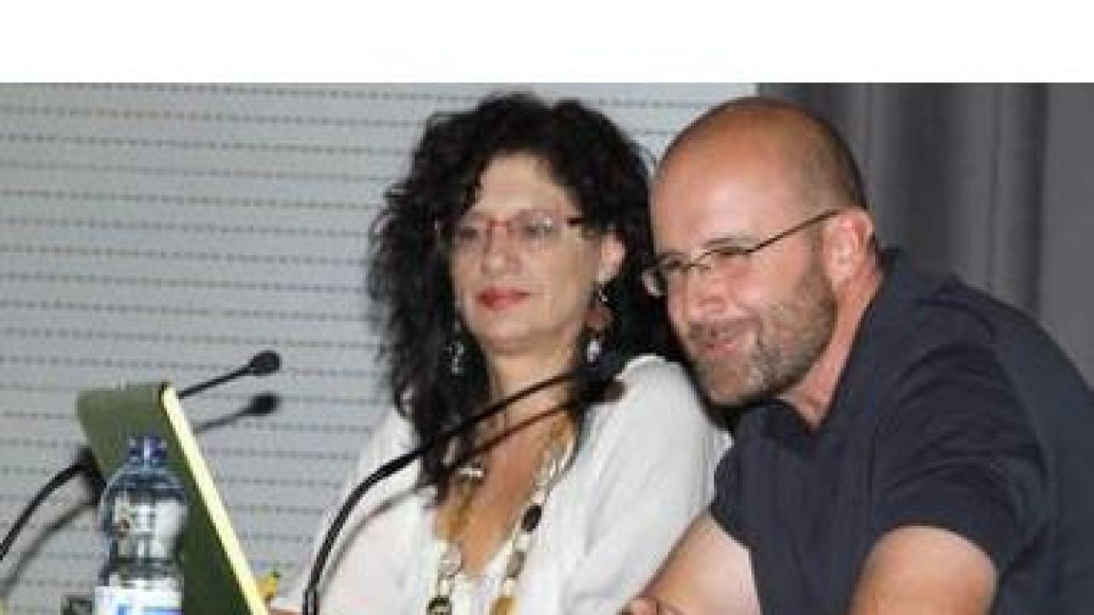 Teresa Gutiérrez y Fernando León, en la comparecencia.
