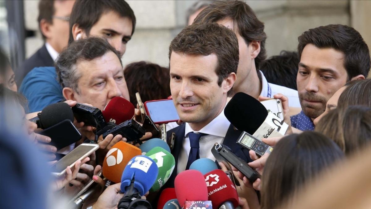 El presidente del PP, Pablo Casado, responde a los periodistas en el Congreso /