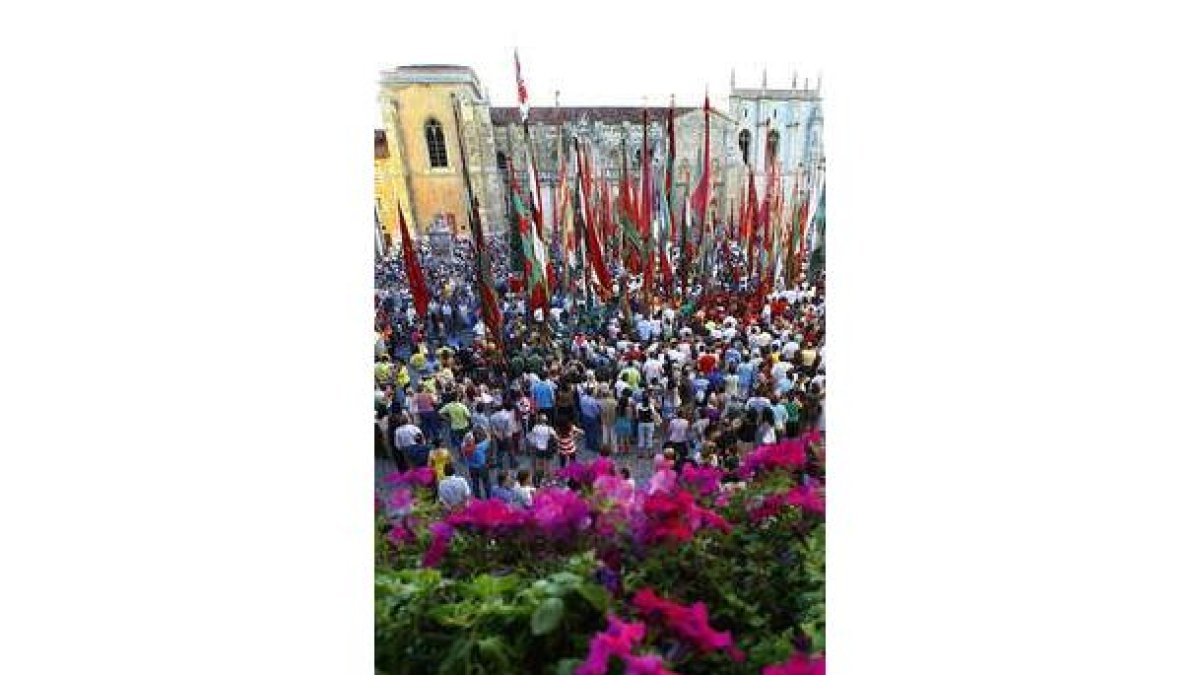 Los 143 pendones permanecieron alzados en el cielo de la plaza de San Isidoro durante seis minutos.