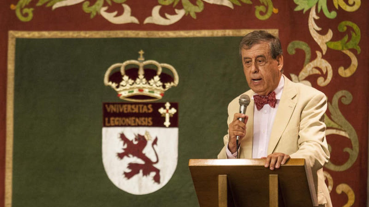 Sosa Wagner, en su lección de despedida de la Universidad de León. FERNANDO OTERO PERANDONES